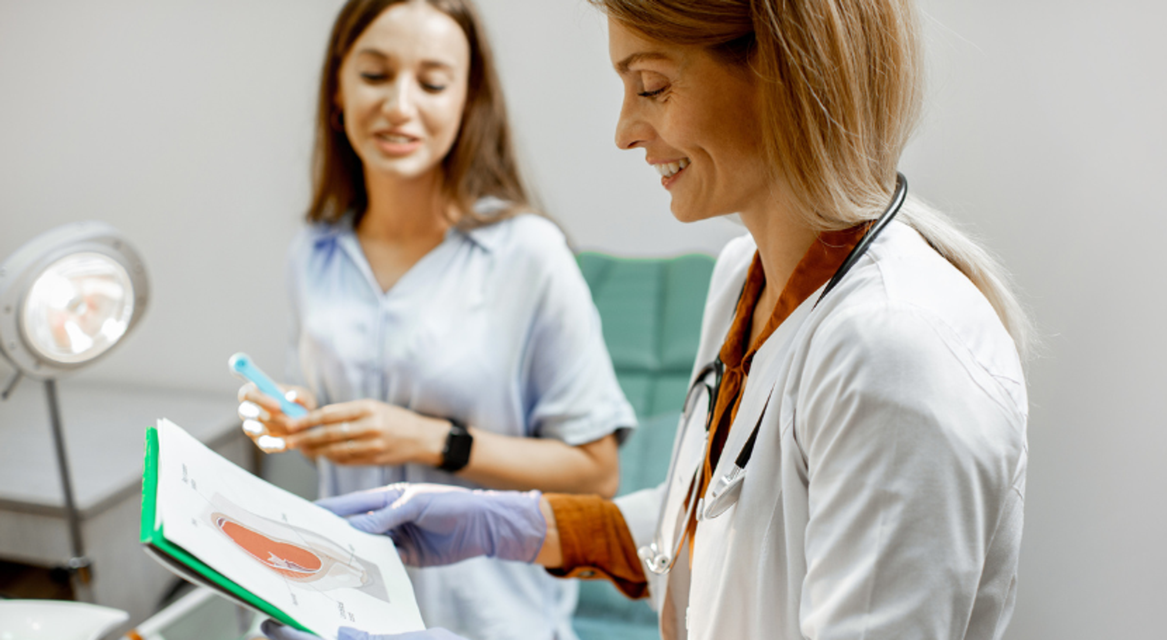 Nabízíme moderní chirurgické a nechirurgické metody pro estetické a funkční úpravy ženského genitálu. Od chirurgických zákroků, jako je labioplastika a hymenoplastika, přes plastickou úpravu poševního vchodu, až po inovativní postupy jako laserové terapie, aplikace kyseliny hyaluronové a plazmaterapie.