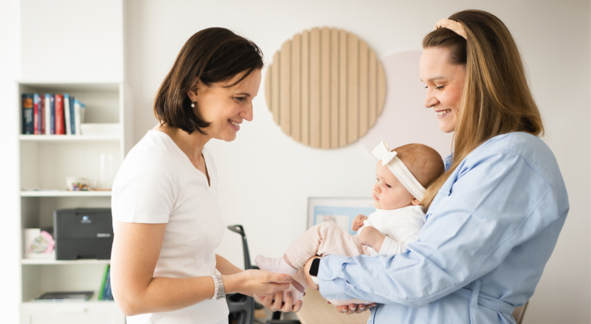 Primářka Centra reprodukční medicíny MUDr. Diana Garabášová Mlynárová s IVF pacientkou.