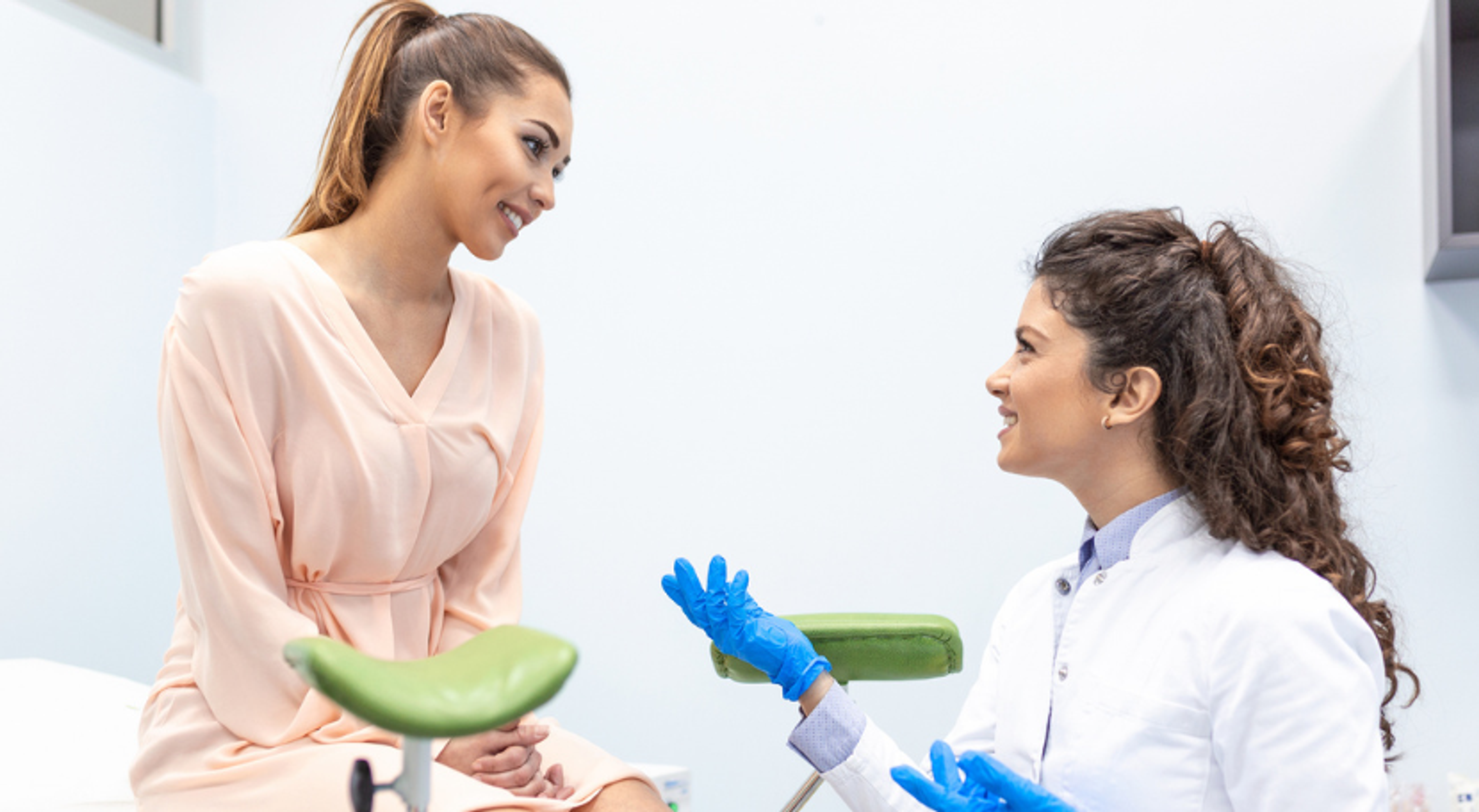 Malé gynekologické výkony jsou prováděny v krátké celkové anestezii. Většinou se provádějí jako miniinvazivní zákroky k ošetření nálezů v oblasti, děložní dutiny, čípku nebo zevního genitálu nebo k upřesnění konečné diagnózy před větší gynekologickou operací.